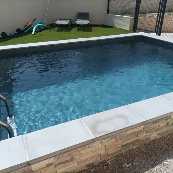 Studio et piscine au sel，位于Cuxac-dʼAude的酒店