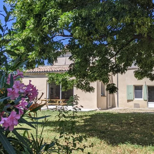 Rez-de-jardin indépendant dans ferme maraichère bio avec grand jardin privatif clos et arboré，位于克雷斯的酒店