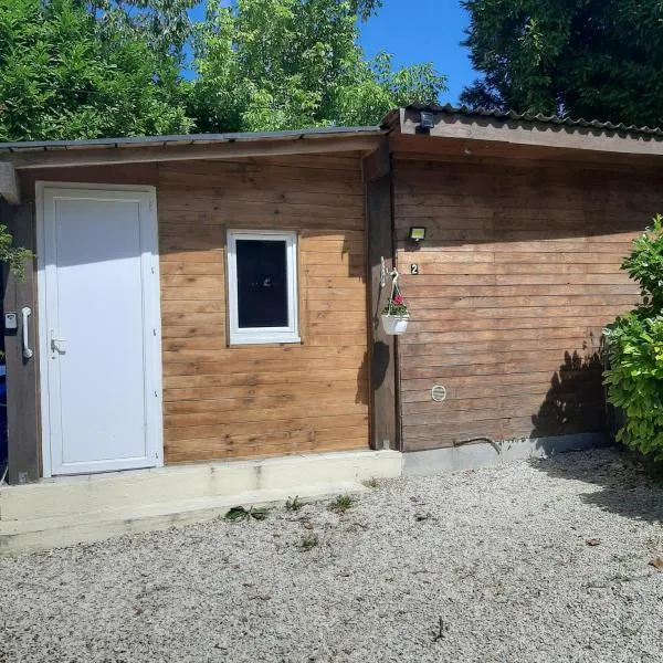 Holiday Chalet 2 Set in Country side，位于Auriac-de-Bourzac的酒店