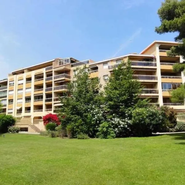 Hyères : Appartement T2 au Port St Pierre，位于耶尔的酒店