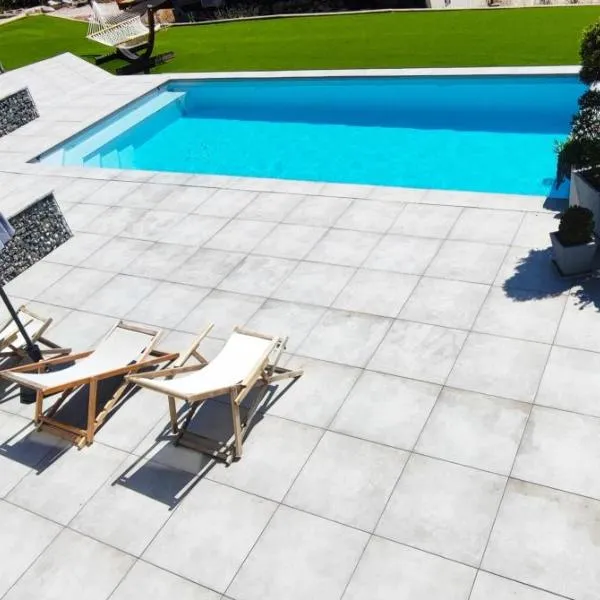 Chambre vue lac av piscine，位于Prunières的酒店