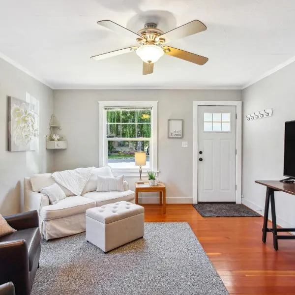 Charming Eugene Retreat Private Hot Tub and Yard!，位于尤金的酒店