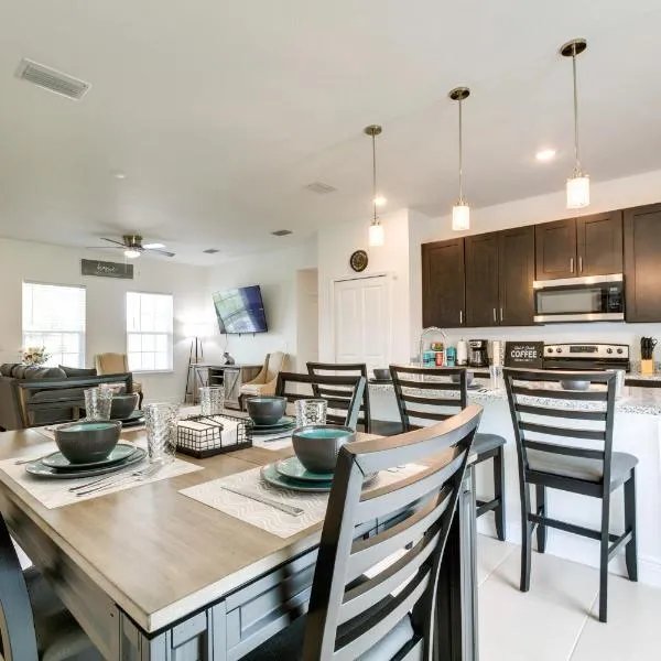 Bright, Pet-Friendly Home 16 Mi to Downtown Ocala，位于Marion Oaks的酒店