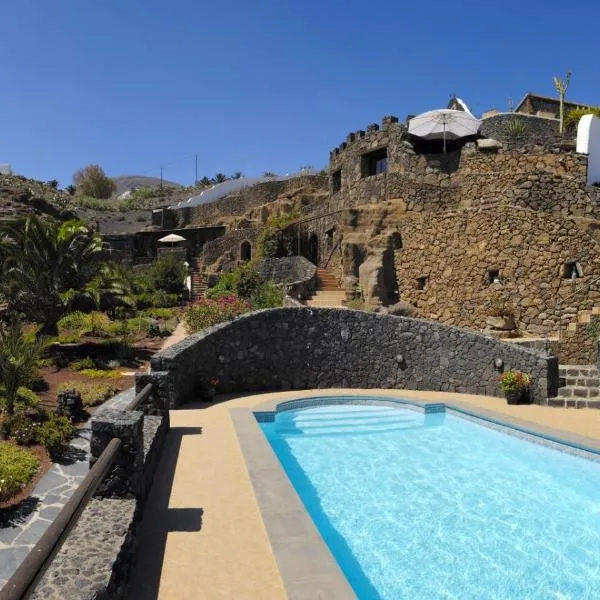 Castillo Lanzarote Villa Bentley - Luxury Villa -sleep in a volcanic cave，位于蒂亚斯的酒店