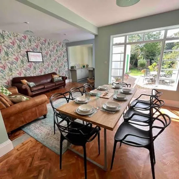 Spacious Semi-detached Southsea House, Free Parking On Drive，位于Langstone的酒店