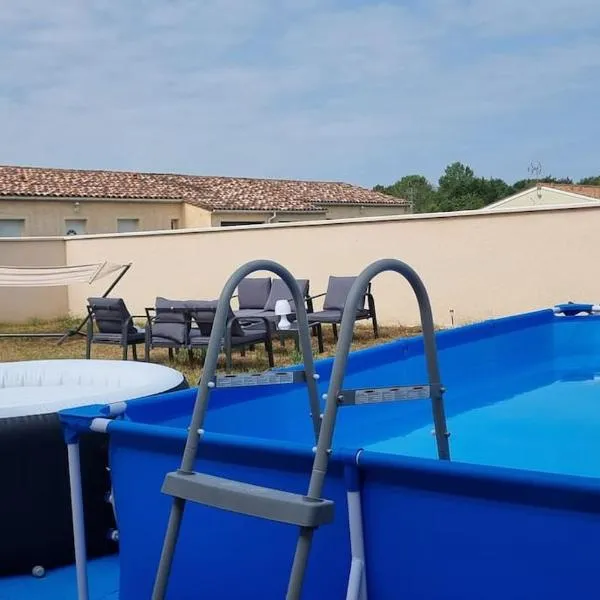 Maison piscine jacuzzi Juin à Août- Entre Collègues ou Famille - La Bohème，位于Saint-Seurin-sur-lʼIsle的酒店