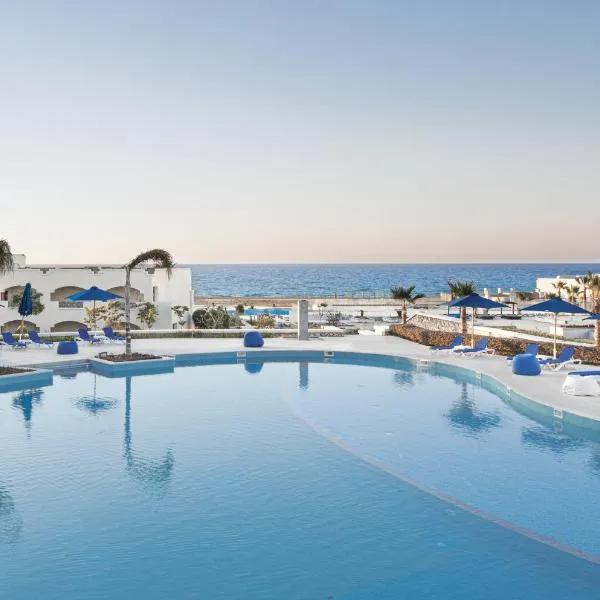 Cleopatra Luxury Resort Sidi Heneish - North Coast，位于Sīdī Ḩunaysh的酒店