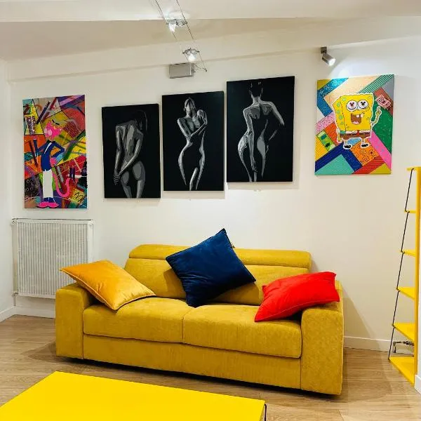 POP appART Appartement Artiste configuré en Galerie dArt à 200 m du centre ville avec Parking privé et securisé gratuit dans copropriété，位于Pujaut的酒店