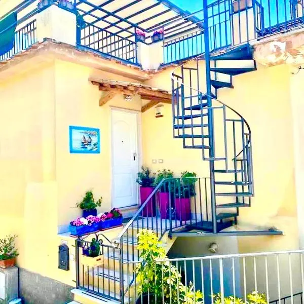 Seeview rooftop house between Sorrento and Amalfi，位于马萨鲁布朗斯的酒店