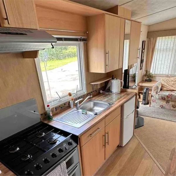 4-Bedroom Cosalt Caravan in Uddingston, Glasgow，位于阿丁斯顿的酒店