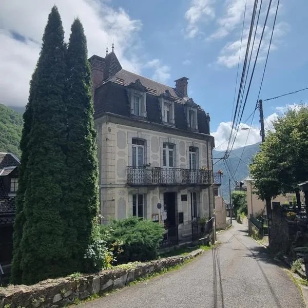 Auberge du Crabère，位于Arlos的酒店