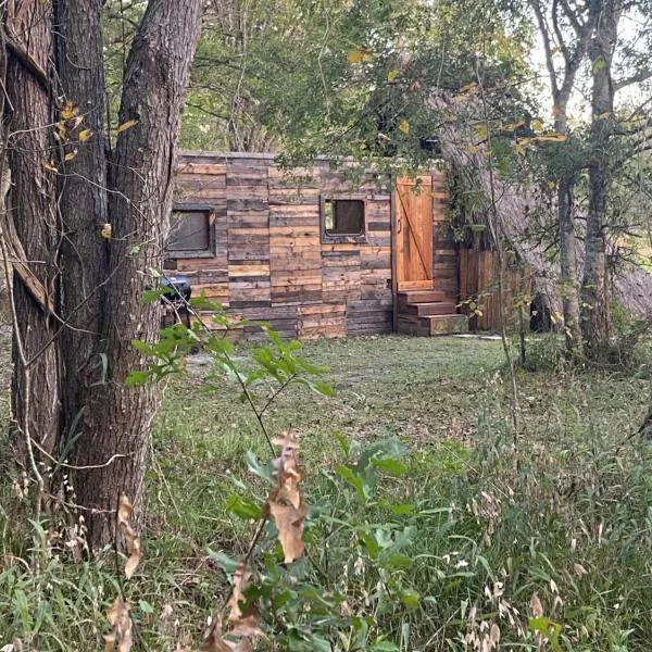 Cabin 1 Remote cabin next to Sam Houston National Forest，位于亨茨维尔的酒店