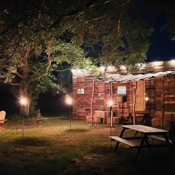 Cabin 2 - steps from the river!，位于亨茨维尔的酒店