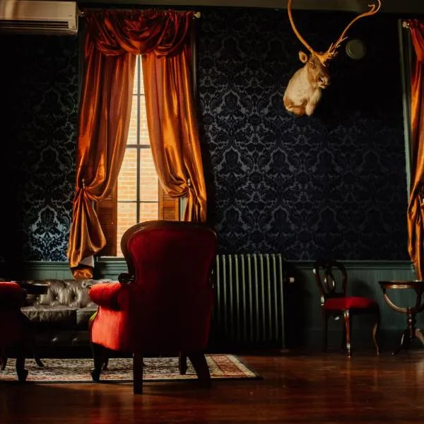 White House Hotel，位于赫曼的酒店