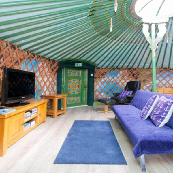 Green Yurt with Hot Tub - Sleeps 3 Parking & WiFi，位于Turriff的酒店