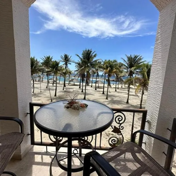 Beach Front Condo steps from beach，位于Punta Blanca的酒店