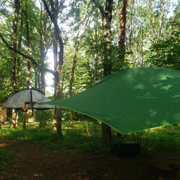 D'En Haut tentes suspendues，位于Nantiat的酒店