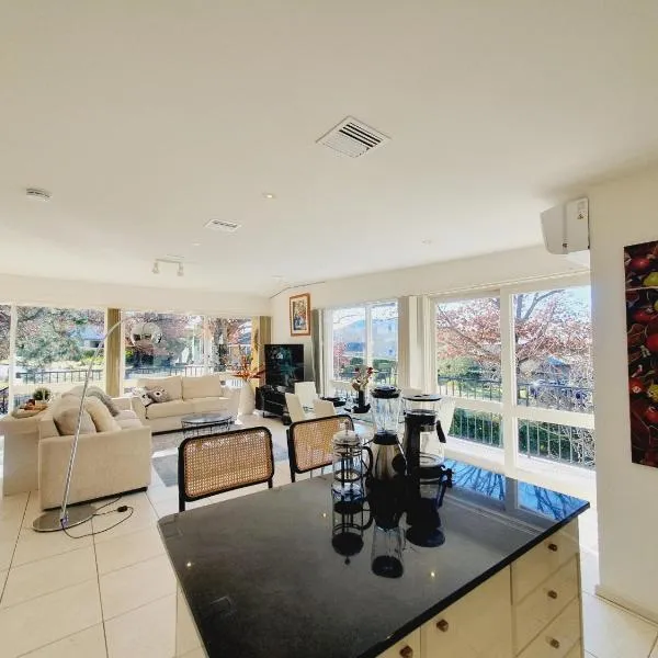 Yarralumla Sunny&open&comfy 3B&2B home near by a lake and shopping centre，位于Yarralumla的酒店