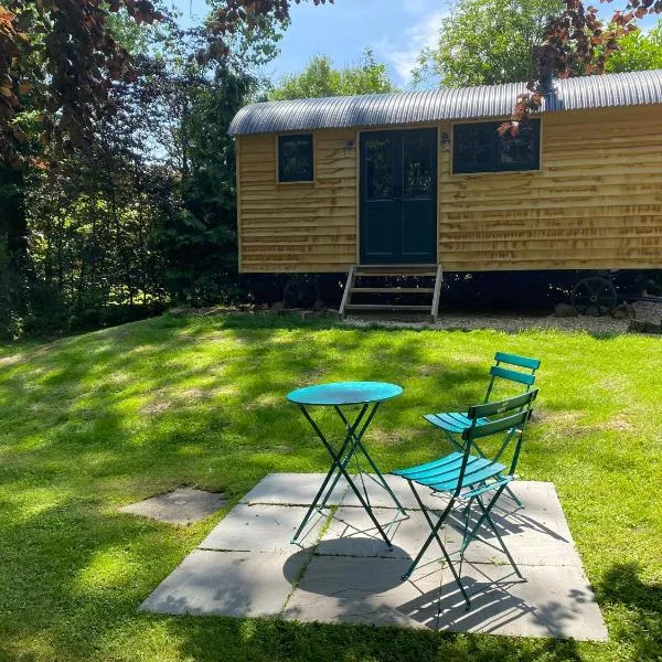 Lingfield Shepherds Hut，位于Hever的酒店