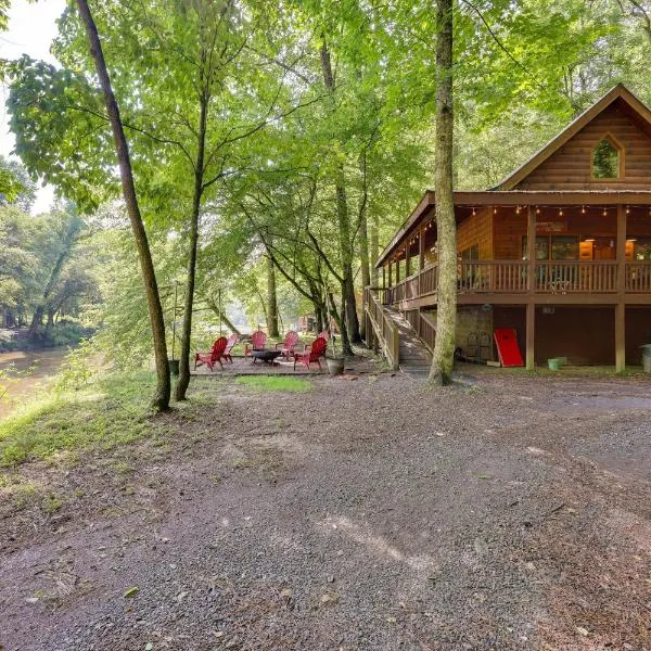 Riverfront Ellijay Cabin with Deck and Pool Access!，位于埃利杰的酒店