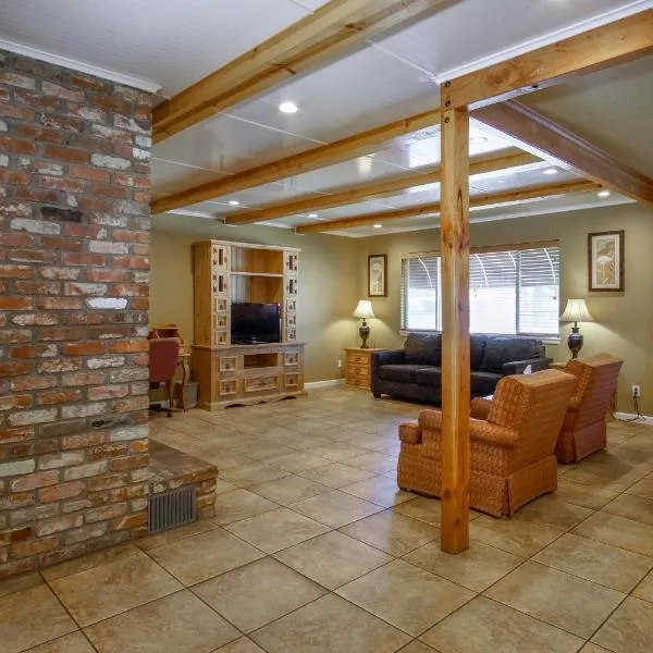 Charm Motel & Suites，位于Burney的酒店