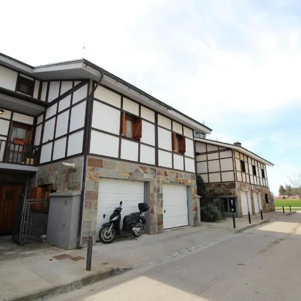 Chalet junto a la Ciudadela de Jaca，位于哈卡的酒店