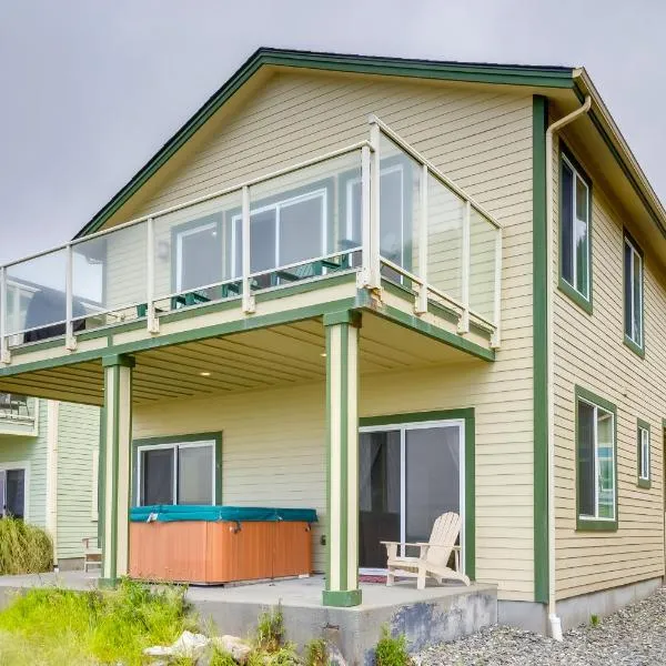 Gold Beach Retreat Private Hot Tub and Ocean Views!，位于戈尔德比奇的酒店