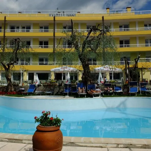 尹特那锡那里酒店，位于托里德尔贝纳科的酒店