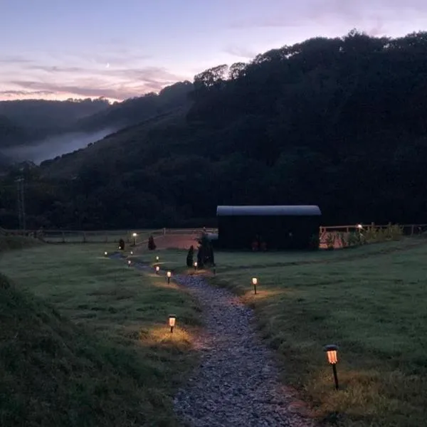 Fullabrook Farm Retreat, The Shepherdess Hut，位于West Down的酒店