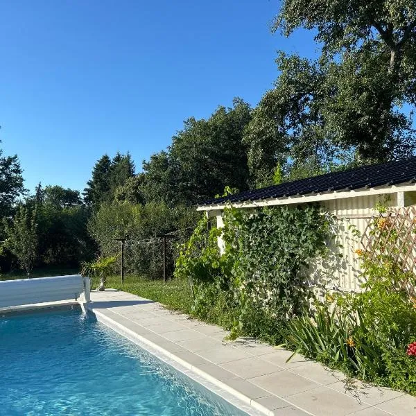 Chambre d’hôtes avec piscine，位于Éguzon-Chantôme的酒店