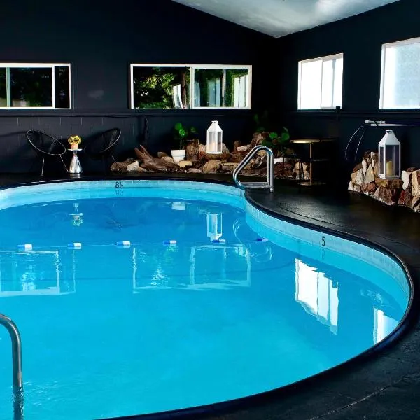 Sierra Blue Hotel & Swim Club，位于Lucerne Valley的酒店