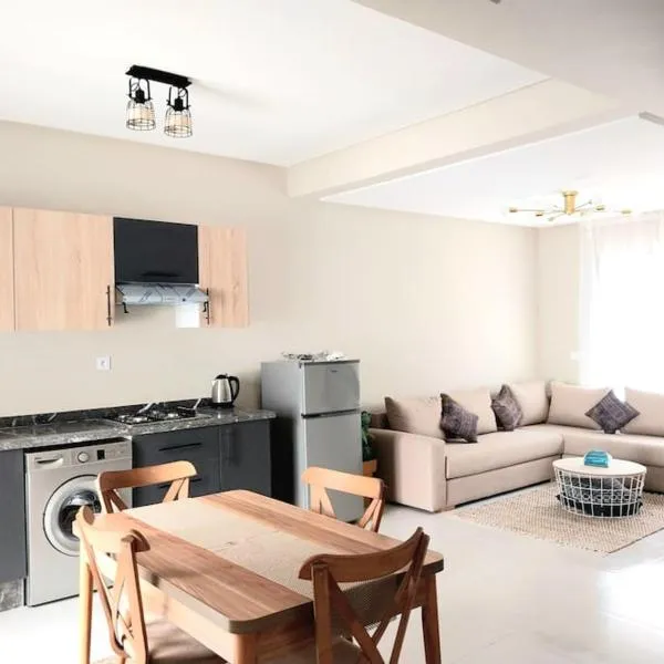 Appartement cosy proche Aéroport，位于Deroua的酒店