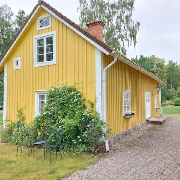 Trevligt eget hus med kakelugn i lantlig miljö，位于Vikingstad的酒店
