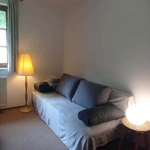 Kleine, familienfreundliche 1-Zi FeWo am Bach und zwischen zwei Seen，位于Fahl的酒店