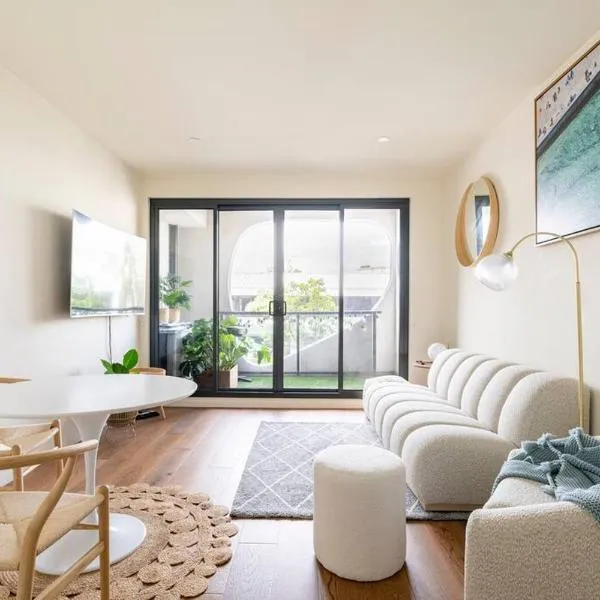 Beachside flat with free parking，位于墨尔本的酒店