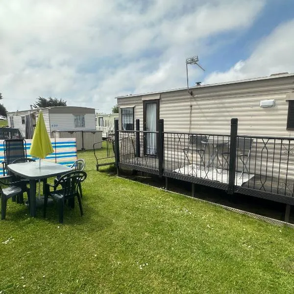 Tracy’s holiday home - static caravan，位于Stokesby的酒店