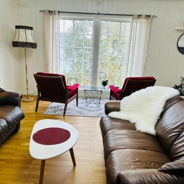 Apartment in Tromsø with sea and mountain view，位于Indre Kårvik的酒店
