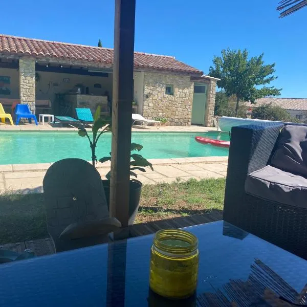 Chambre d'hôtes 2p, gestion libre, espace piscine partagé，位于Alba-la-Romaine的酒店