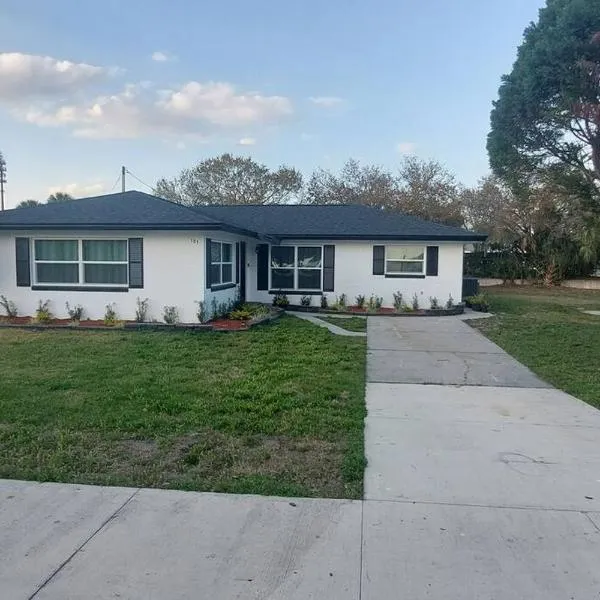 Retreat Overlooking Lake Dora!，位于塔瓦雷斯的酒店