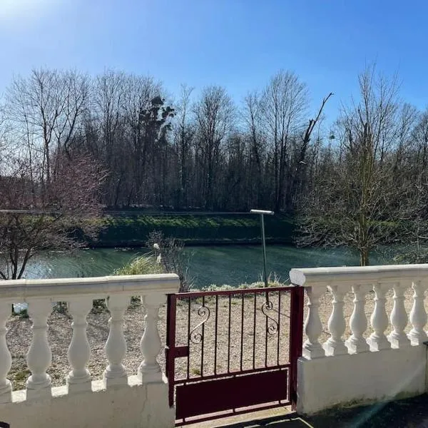 Les berges du canal, maison avec Jacuzzi，位于Couvrot的酒店