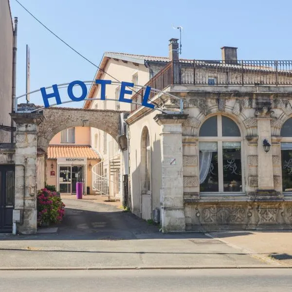 Hôtel Le Cheval Blanc，位于Mazières-en-Gâtine的酒店