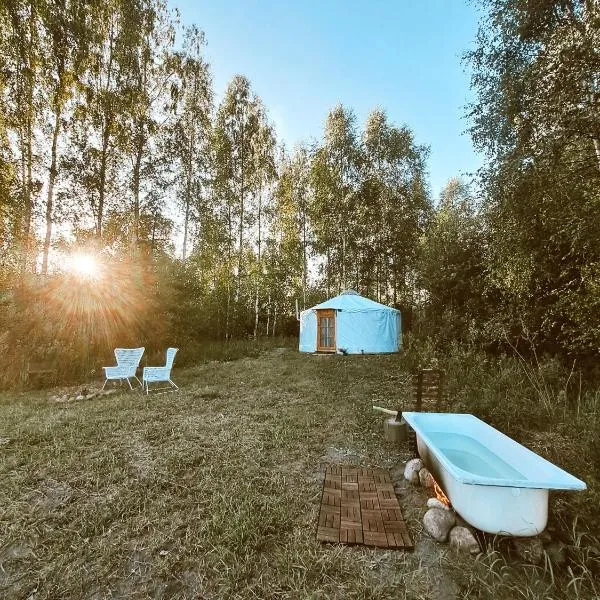 Glamping Yurt Purvs at Kleja Quiet Camping，位于Bīriņi的酒店