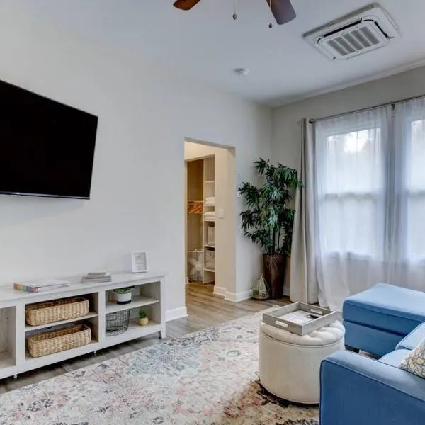 Spring Bungalow - A cozy getaway in downtown Hot Springs!，位于温泉城的酒店