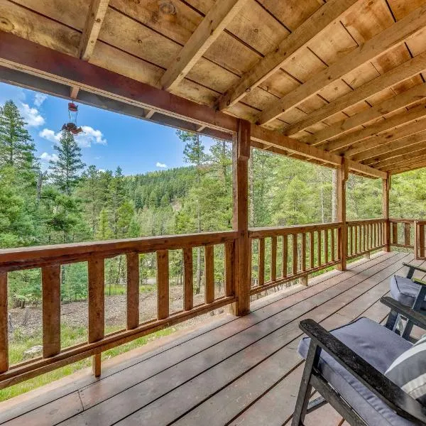 Cloudcroft Mountain Retreat about 5 Mi to Skiing!，位于克劳德克罗夫特的酒店