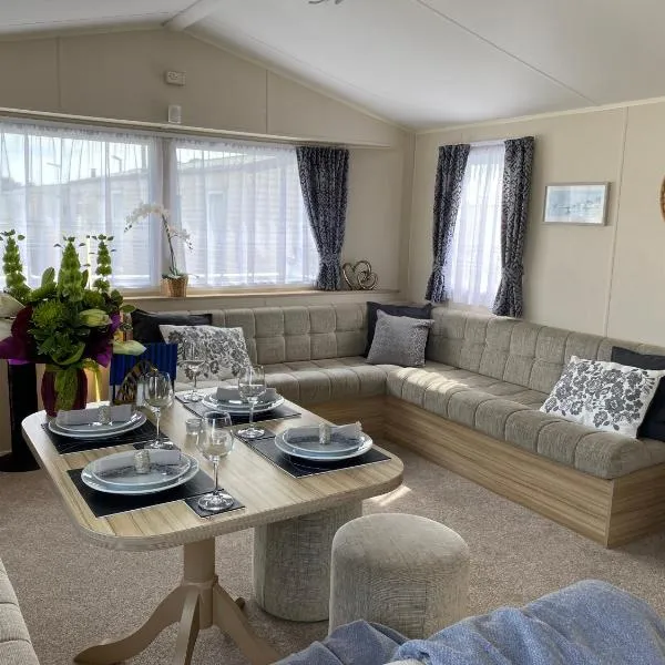 Comfy Cosy Caravan_Romney Sands，位于新罗姆尼的酒店