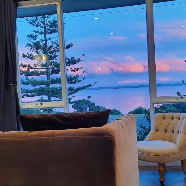 Captains on the Seafront - Winter Fire - stunning sea views- 4br 2bth - large waterfront，位于金斯科特的酒店