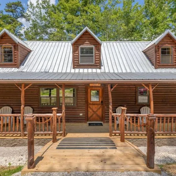 Private Cabin w King Bed and Private Hot Tub，位于Rogers的酒店