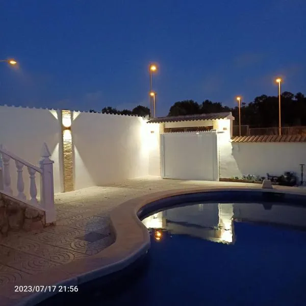 Acogedora casa con piscina，位于托雷维耶哈的酒店