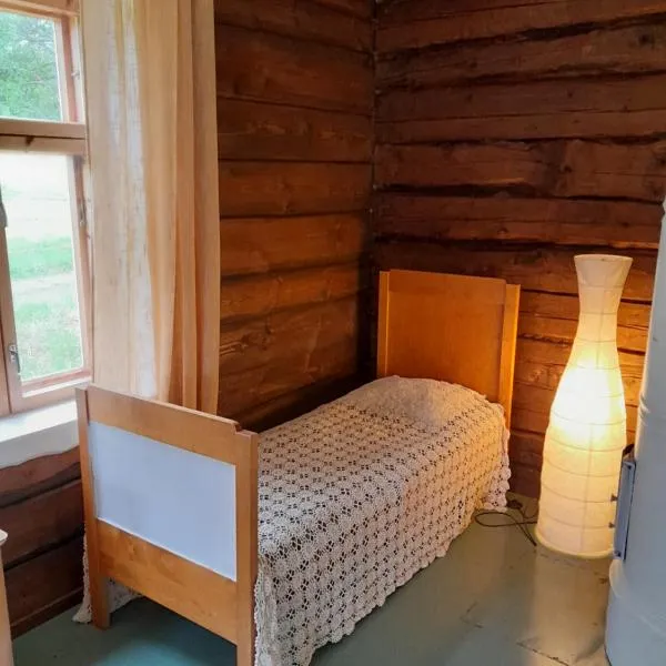 Cozy cottage by the lake，位于Tallnäs的酒店