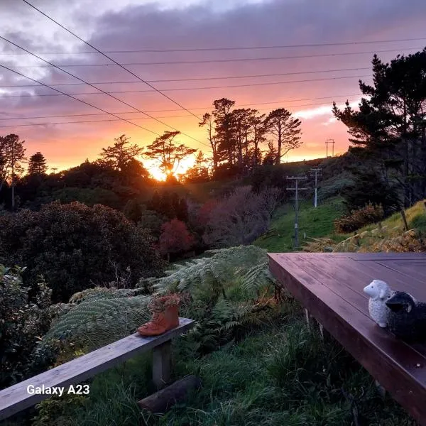 Cosy Country Cottage on a Sunny Hill，位于Okato的酒店